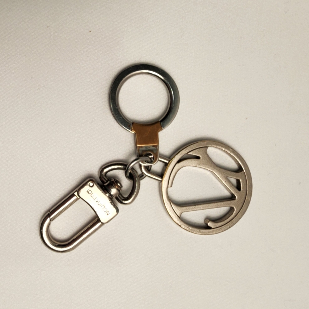 Auth Louis Vuitton Silver Taiga Porte Cles Neo Key Ring Keychain - Picture 3 of 5